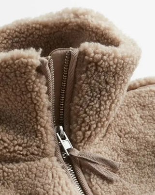 Lang teddyfrakke med lynlås og høj krave