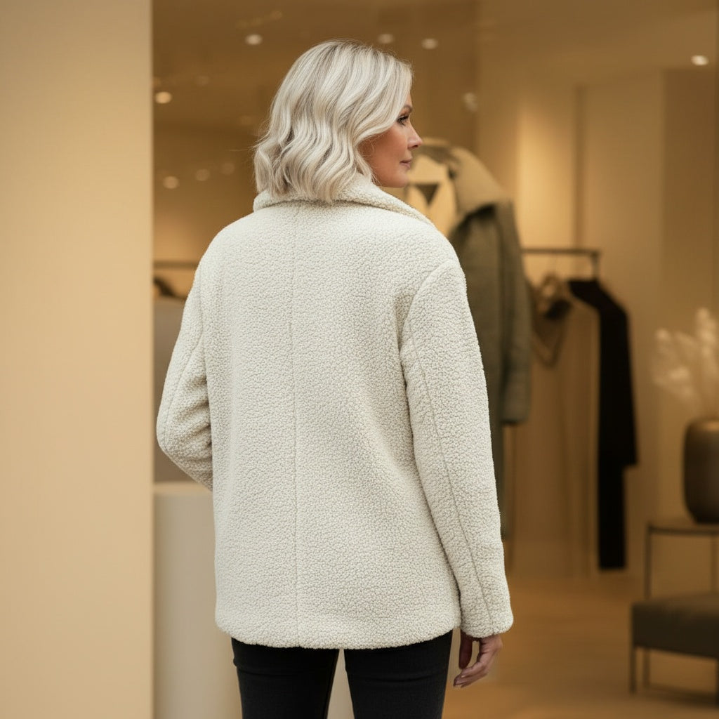 Elegant teddyfrakke med store knapper og V-krave