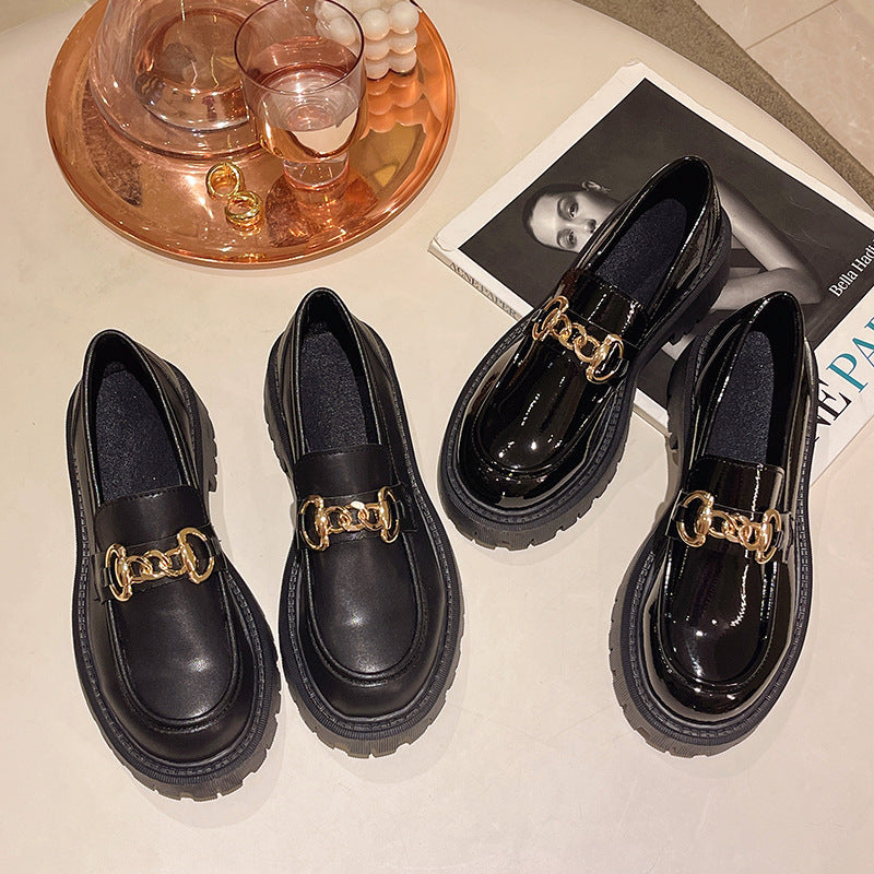 Flade sko med rund tå i glans og mat udførelse